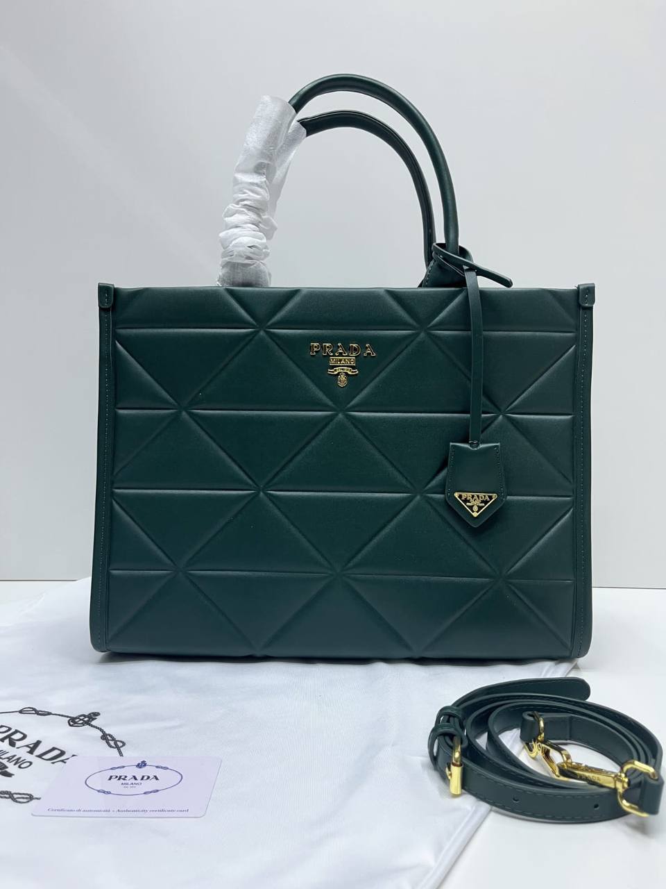 Prada 
100 dhs✅
size 37×10×29 cm

Zain213
♥️♥️♥️
