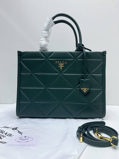 Prada 
100 dhs✅
size 37×10×29 cm

Zain213
♥️♥️♥️