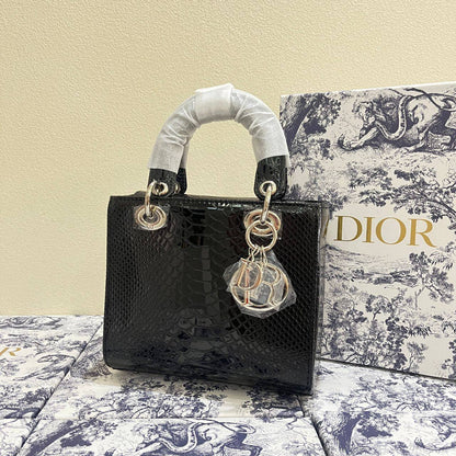 Chanel
95 dhs💓

Zain129
♥️♥️♥️