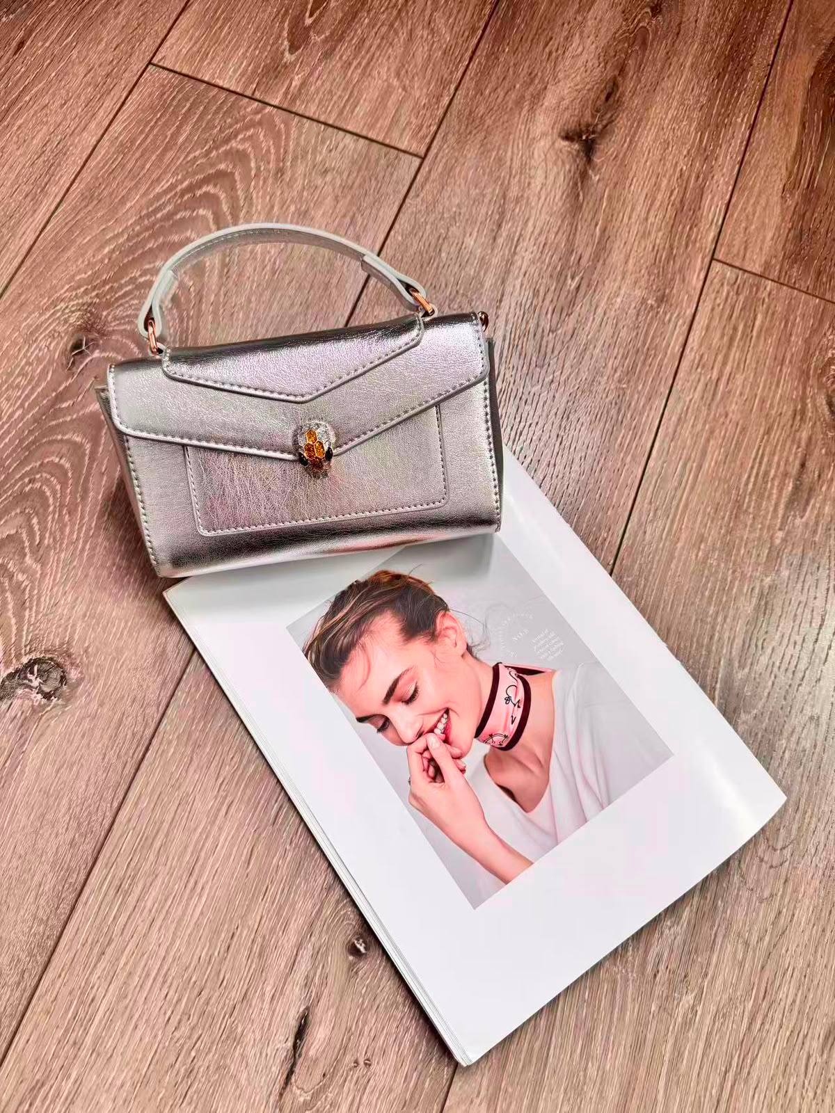 Bvlgari 
Best quality with box’s 
110 dhs🇦🇪🇦🇪
size 18 Cm

Zain290
♥️♥️♥️