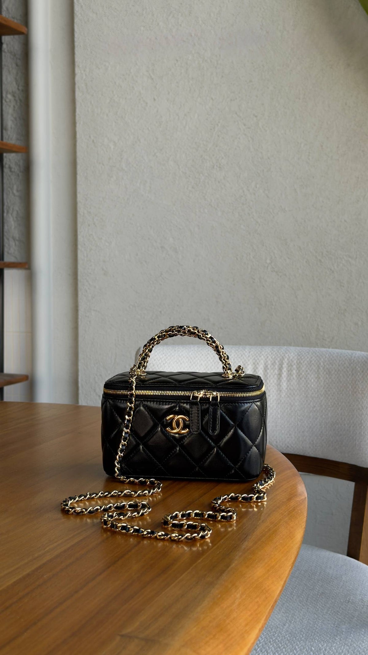 New collection ⚜️
CHANEL 💚
VIP quality 💎
Chanel Vanity with chain ✨
Size : 16 cm
For Price 👇 WhatsApp✅
0568585901 
0507557372
0552275751 Owner Zain 👌

Zain336
♥️♥️♥️