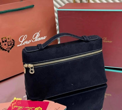 Loro piana

100 dhs🇦🇪

with box
size 19cm

Zain29
♥️♥️♥️