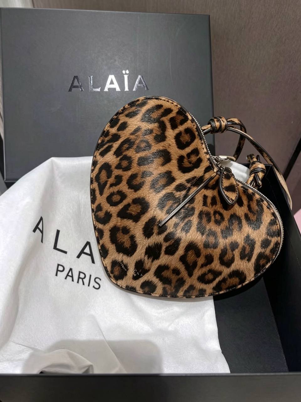 ALAIA
Best quality WITH BOX
110 dhs💛
size 22CM

Zain290
♥️♥️