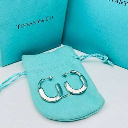 New arrival Tiffany stainless steel earrings 
30 dhs🪙🌨️
40 dhs🪙🌨️

with Tiffany box and paperbag
🎁🎁🎁

Zain243
♥️♥️♥️