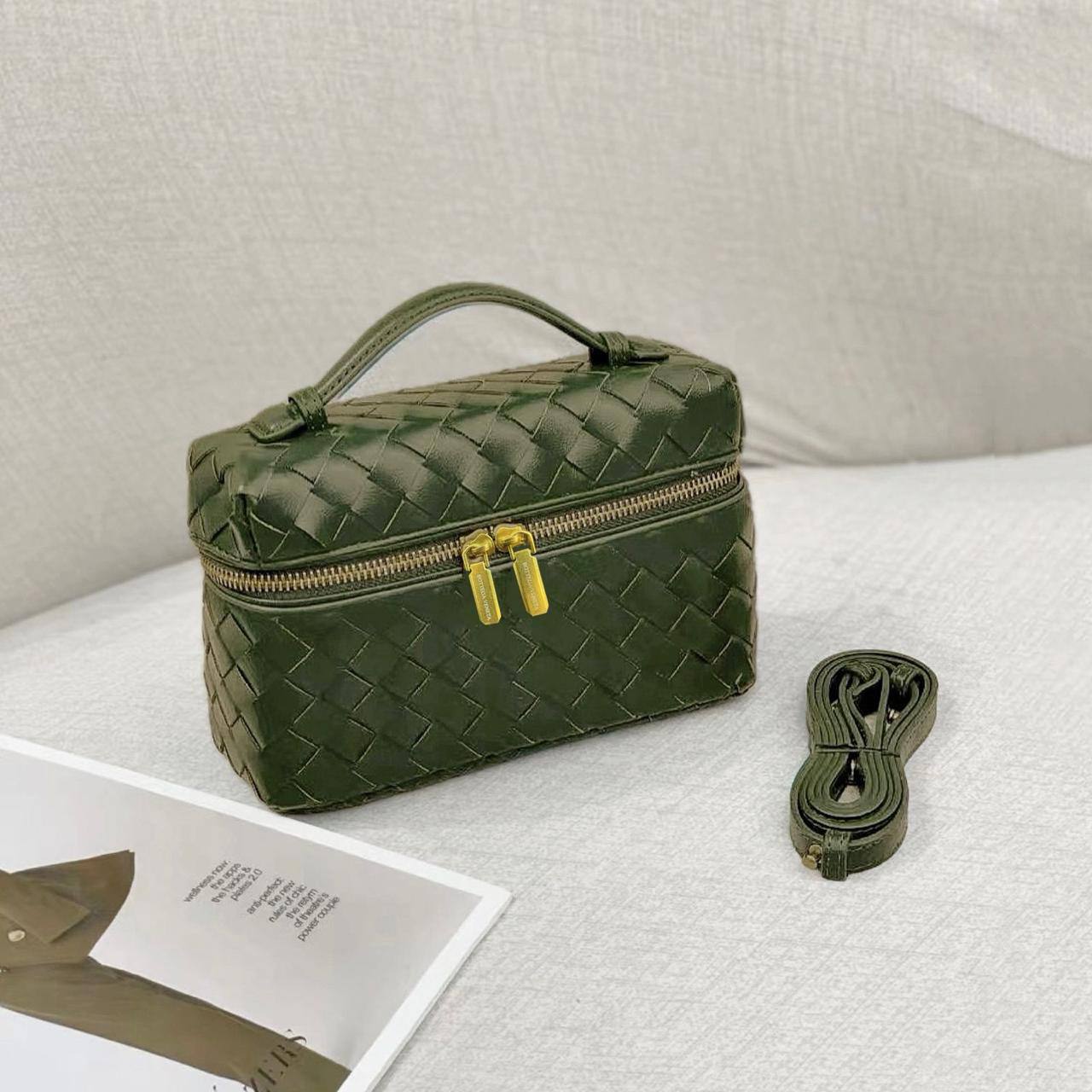 BOTTEGA 

NEW CAME 

GOOD QUALITY 

WITH BOX 

100 dhs🇦🇪🇦🇪
Zain17
♥️♥️♥️