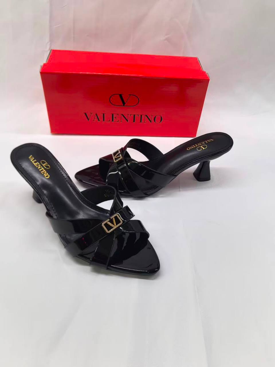 Valentino 
85 dhs✅
size 36…….41 

Zain161
♥️♥️♥️