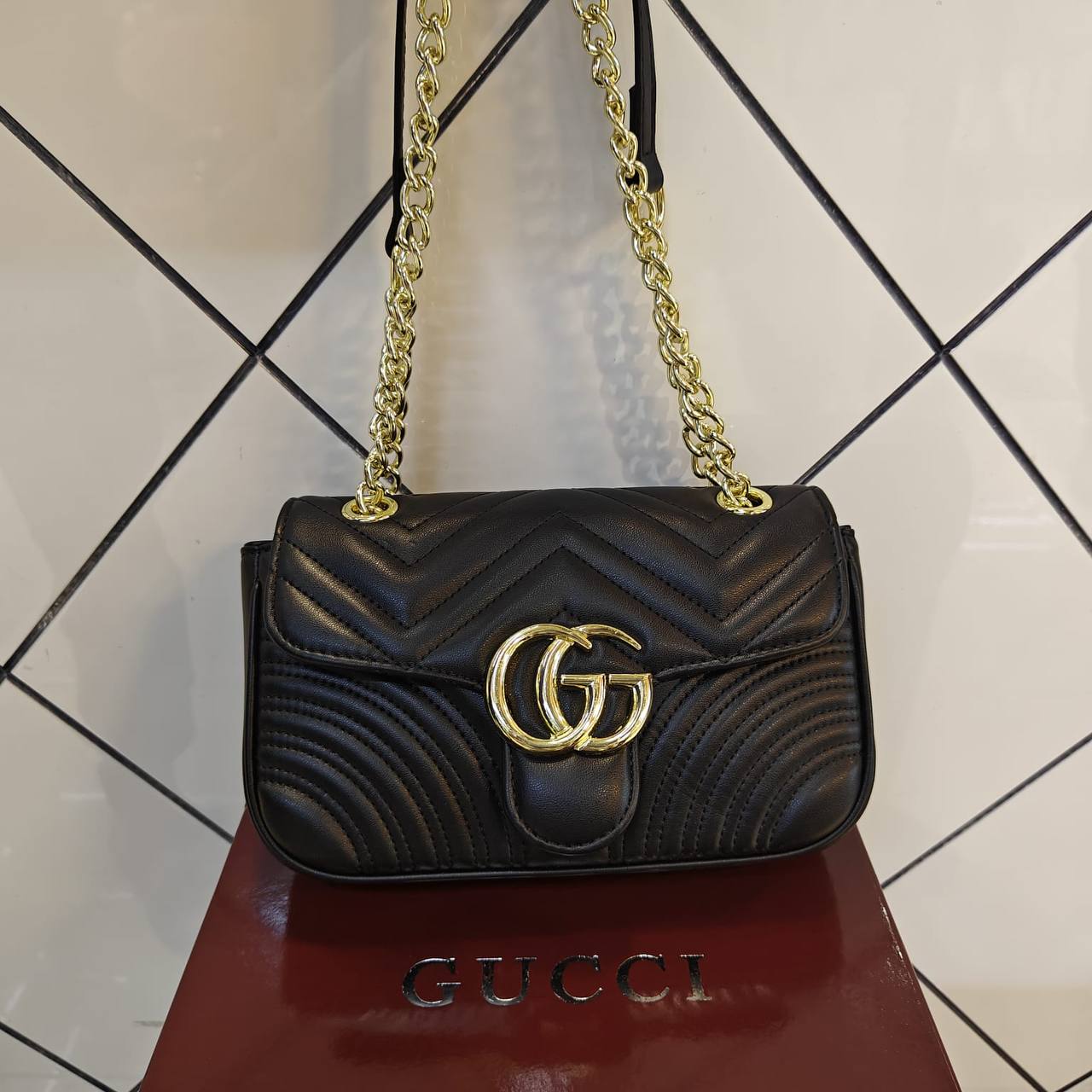 Gucci
 100 dhs💛 
with box

Zain235
♥️♥️