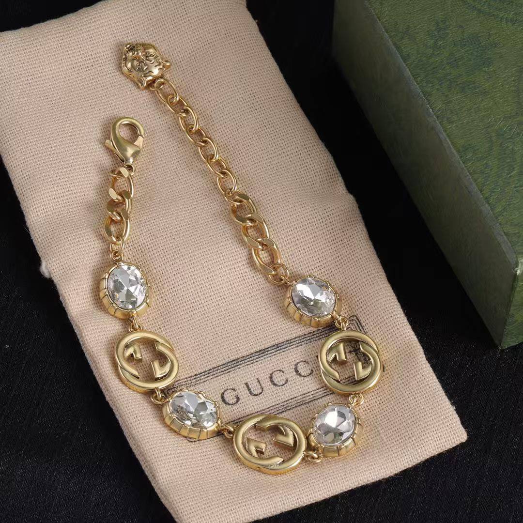 Gucci Set 
Necklace 🍁
Bracelet ❣️
Earring ✨
Master quality 💯
With normal boxes 🗃️ 
130 dhs💓
With master box 📦 
140 dhs💓

Zain216
♥️♥️♥️