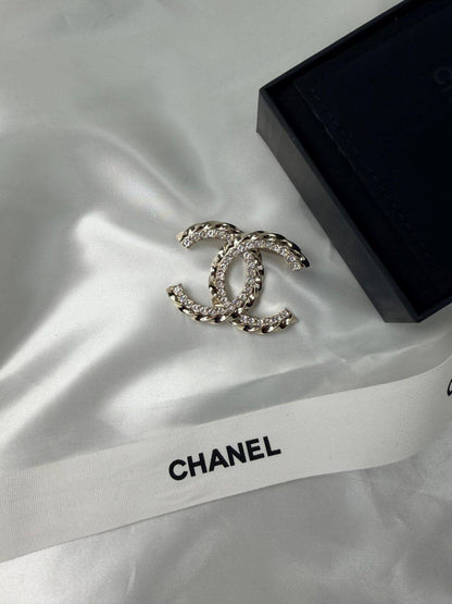 *CHANEL*  🤍

🆕🎉🥳🎊🆕
* BROOCH, Clip , Pin
* Gold-Finish Metal (Gold Plated)

* ⁠↗️ *Super Master Quality ®️* 🫆

*75 dhs💚* with *Normal* Box & Bag
*95 dhs💚* with *Orignal* Packaging 🎁

Zain209
♥️♥️♥️