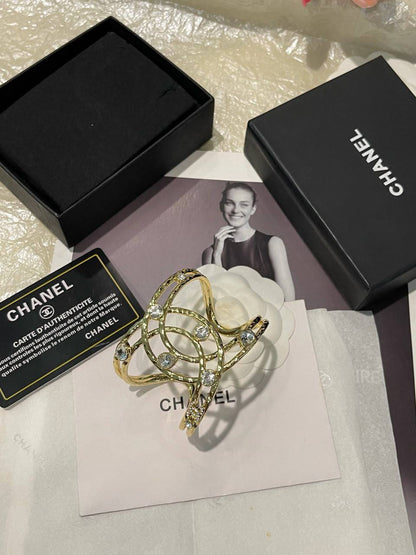 CHANEL 
Bangle ✨
Master quality 💯
With normal boxes 🗃️ 
110 dhs🇦🇪🇦🇪

With master box 📦 
150 dhs🇦🇪🇦🇪

Zain216
♥️♥️♥️