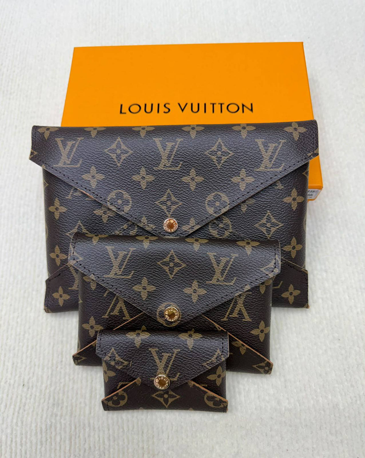 LV     3-piece set

Size  26cm/16/10

With box
80 dhs🇦🇪🇦🇪

Zain04
♥️♥️♥️