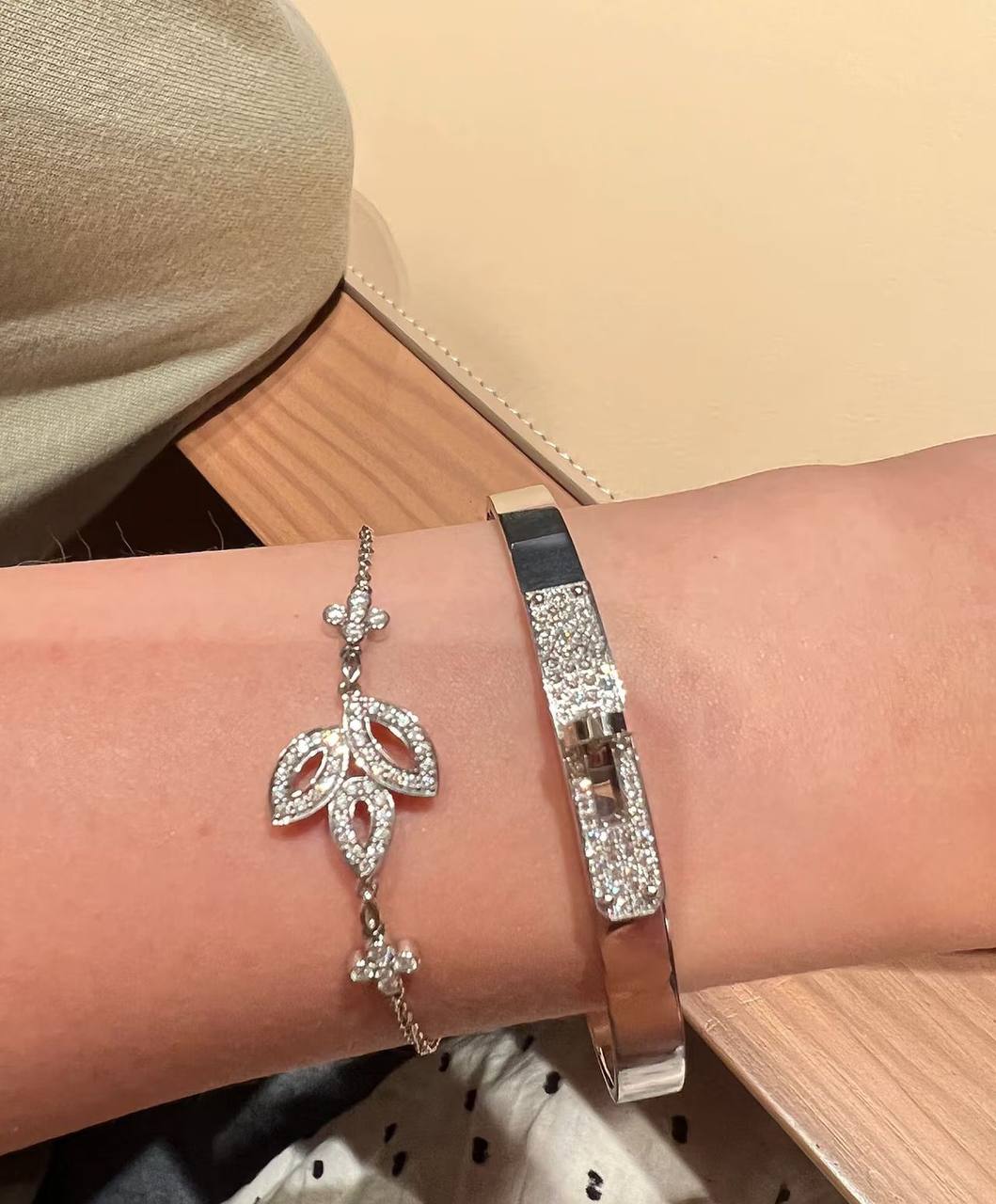 Hermes ❤️‍🔥*
Bangle ✨
Master quality 💯
With normal boxes 🗃️ 
55 dhs✅
With master box 📦 
70 dhs✅

Zain216
♥️♥️♥️