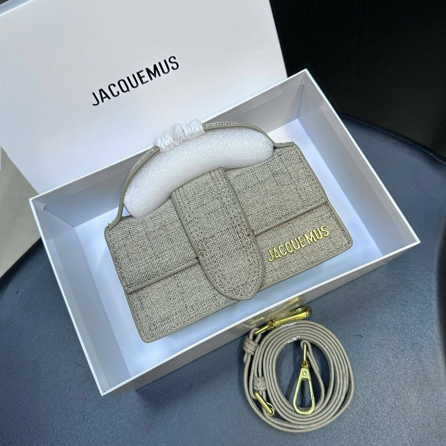 JACQUEMUS 

HIGH QUALITY SMALL SIZE NEW CAME 

WITH BOX 
🎁🎁🎁

100 dhs❣️
Size:16 cm

Zain39
♥️♥️♥️
