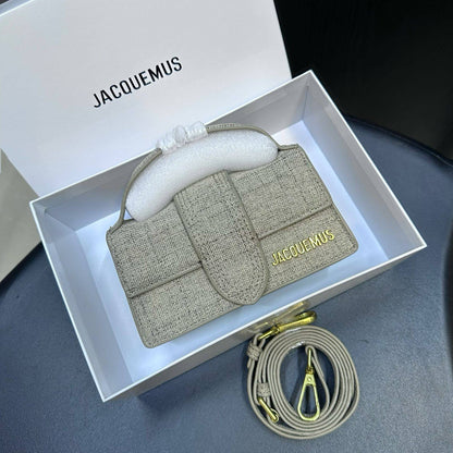 JACQUEMUS 

HIGH QUALITY SMALL SIZE NEW CAME 

WITH BOX 
🎁🎁🎁

100 dhs❣️
Size:16 cm

Zain39
♥️♥️♥️