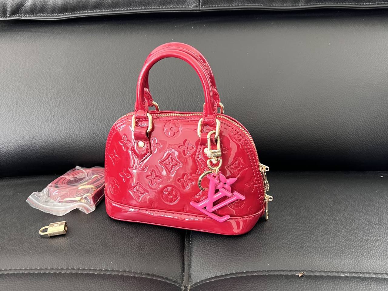 LV
110 dhs✅

With box 
🎁🎁🎁

high quality20cm

Zain26
♥️♥️♥️