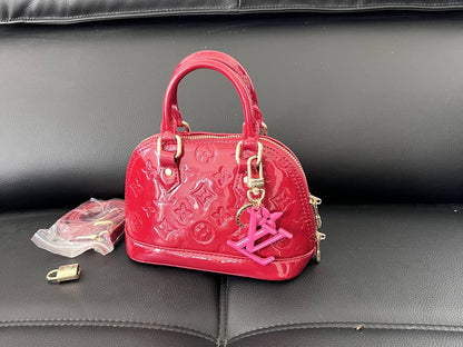 LV
110 dhs✅

With box 
🎁🎁🎁

high quality20cm

Zain26
♥️♥️♥️