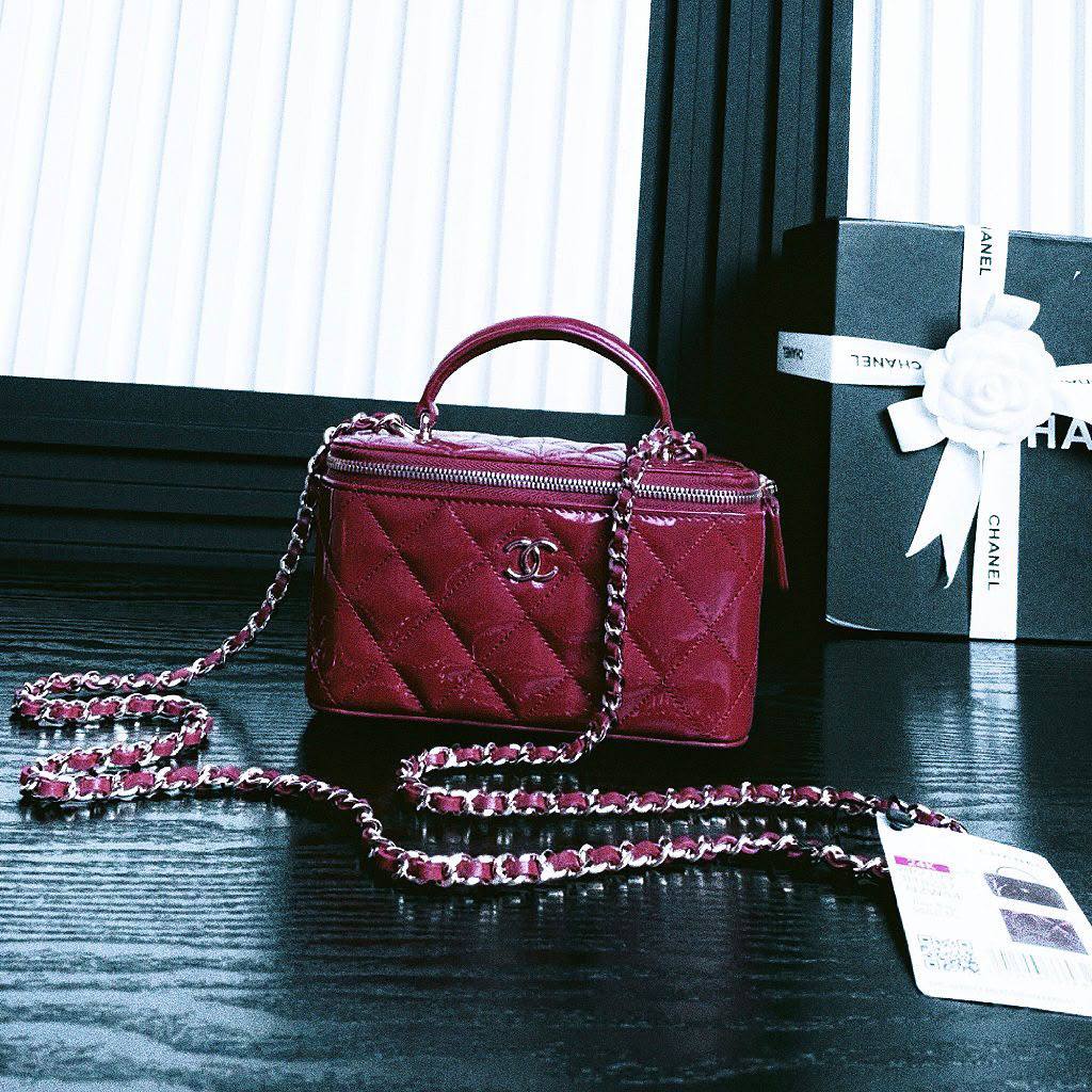 CHANEL 
GOOD QUALITY 

WITH BOX 
🎁🎁🎁

100 dhs✅

Zain295
♥️♥️♥️