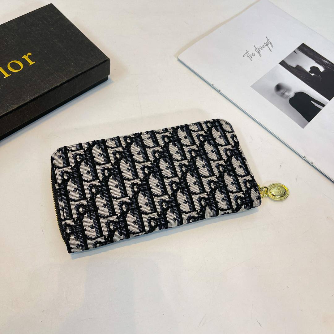 Dior 

45 dhs🪙💕

with box
🎁🎁🎁

Zain44
♥️♥️♥️