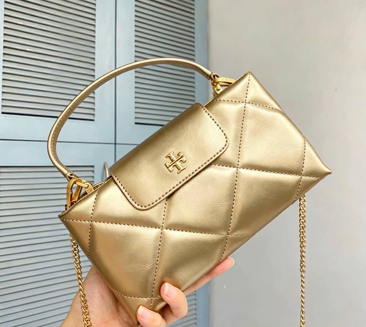 Tory Burch
110 dhs💓
Size：22CM
Material：shiny and mate 
Good-quality with box

Zain35
♥️♥️♥️