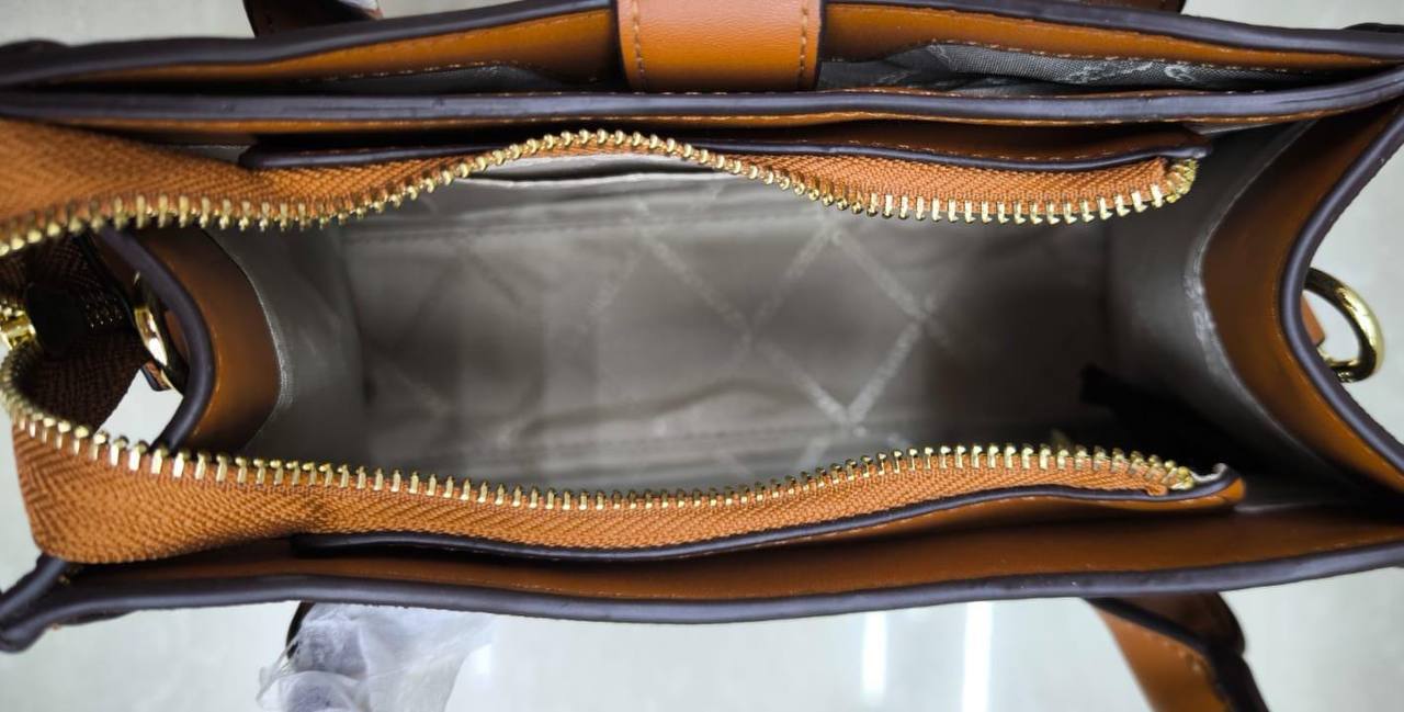 MK
Top Handle Cross Bag
With Long Belt strap
Without BOX
Size : 24 cm

100 dhs🇦🇪🇦🇪

Zain239
♥️♥️♥️