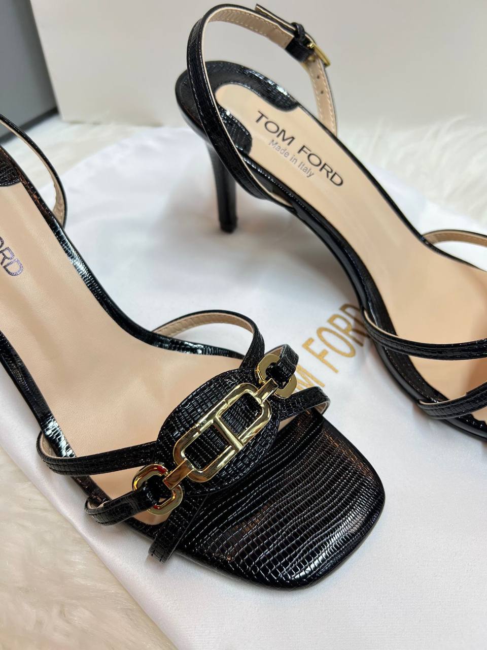 OFFER 
Discount
140 dhs🪙🖤
SIZE 36-41 available
Limit Stock

Zain88
♥️♥️♥️