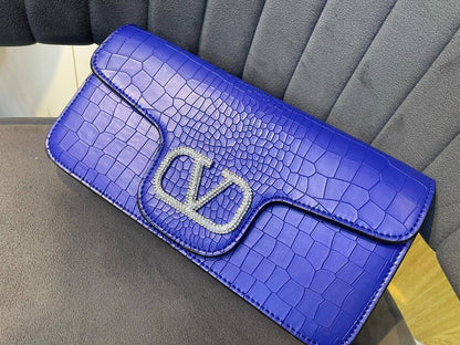 VALENTINO 
90 dhs🌺

with box
🎁🎁🎁

Zain90
♥️♥️♥️