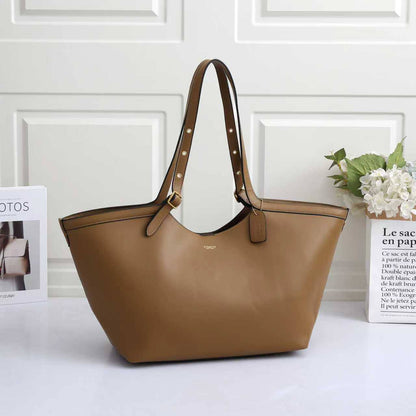 COACH Gramercy tote bag
crafted leather Material
Adjustable shoulder straps
metallic grommet detailing
Size : 34 cm
Without BOX

100 dhs🇦🇪🇦🇪

Zain239
♥️♥️♥️