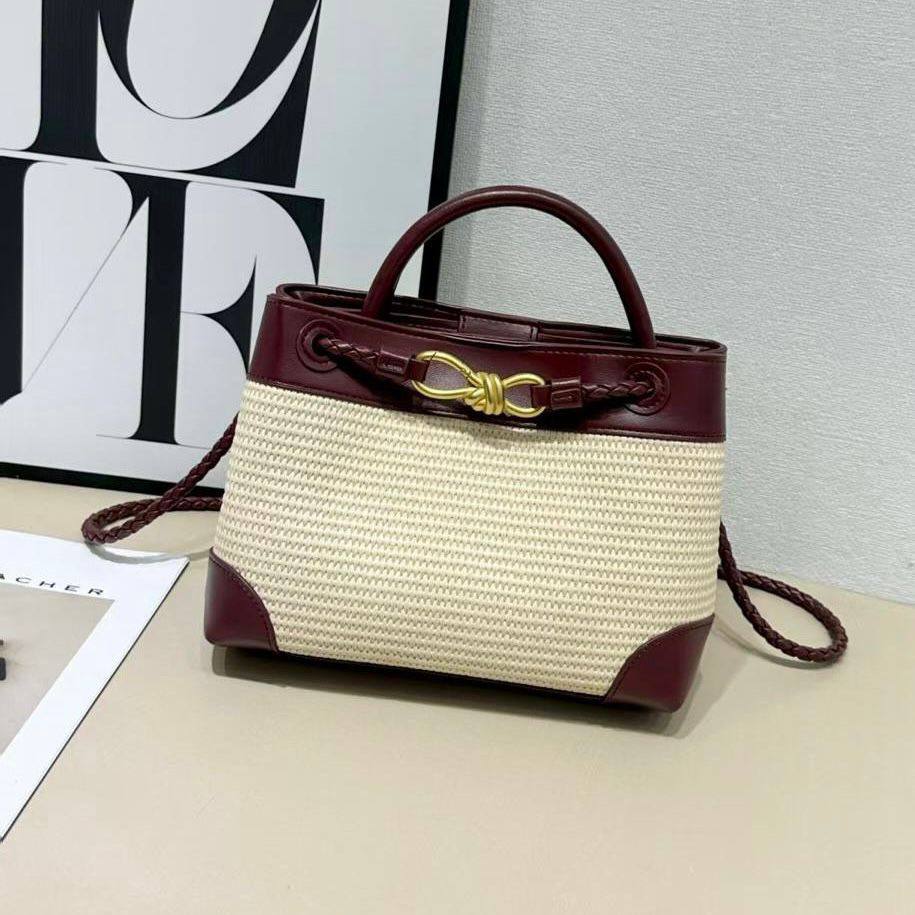 BOTTEGA VENETA 
GOOD QUALITY 

WITH BOX  
🎁🎁🎁

120 dhs✅
SIZE: 25cm

Zain39
♥️♥️♥️