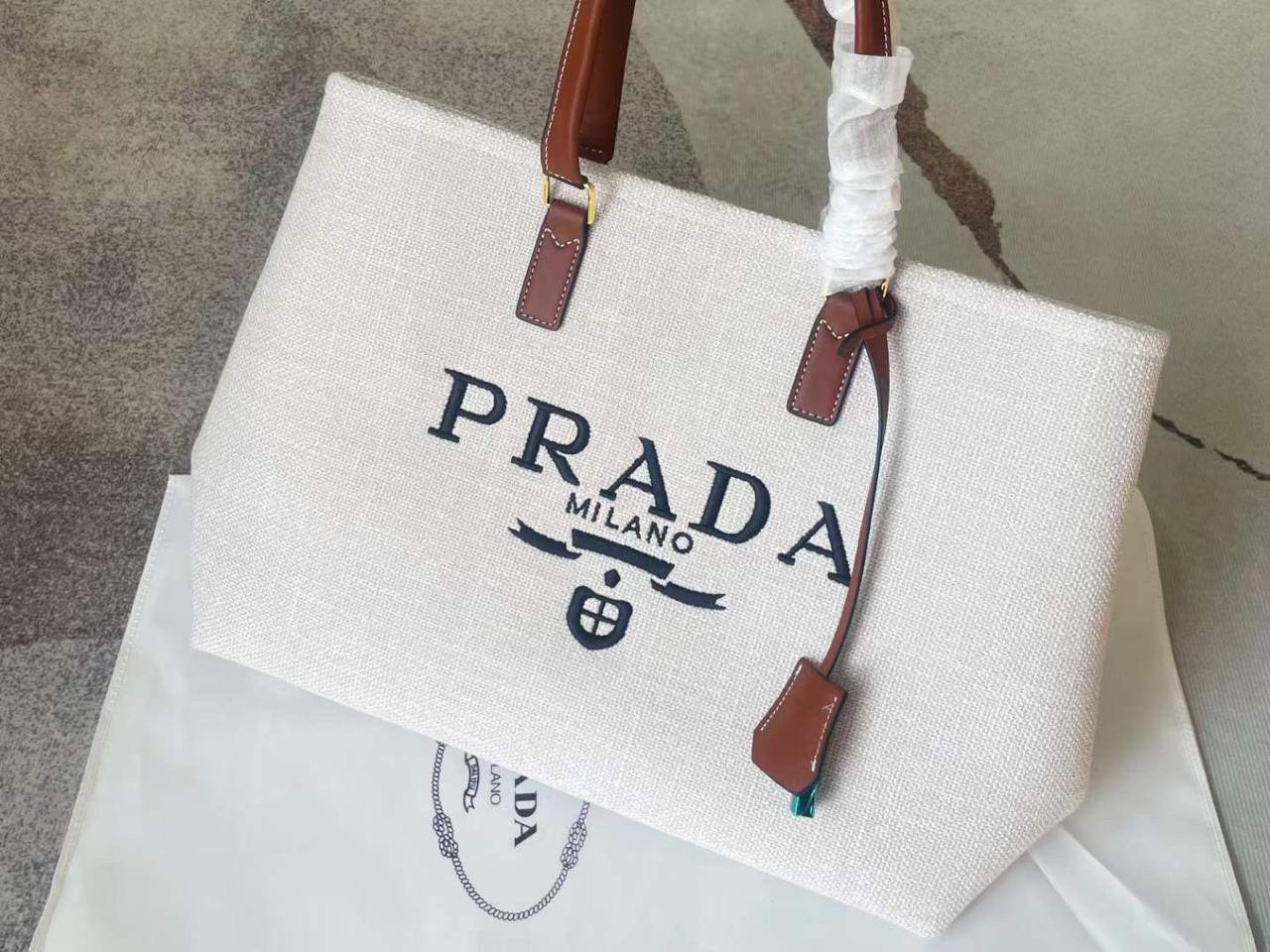Prada
Chloe

110 dhs 
With box

Zain143

♥️♥️♥️