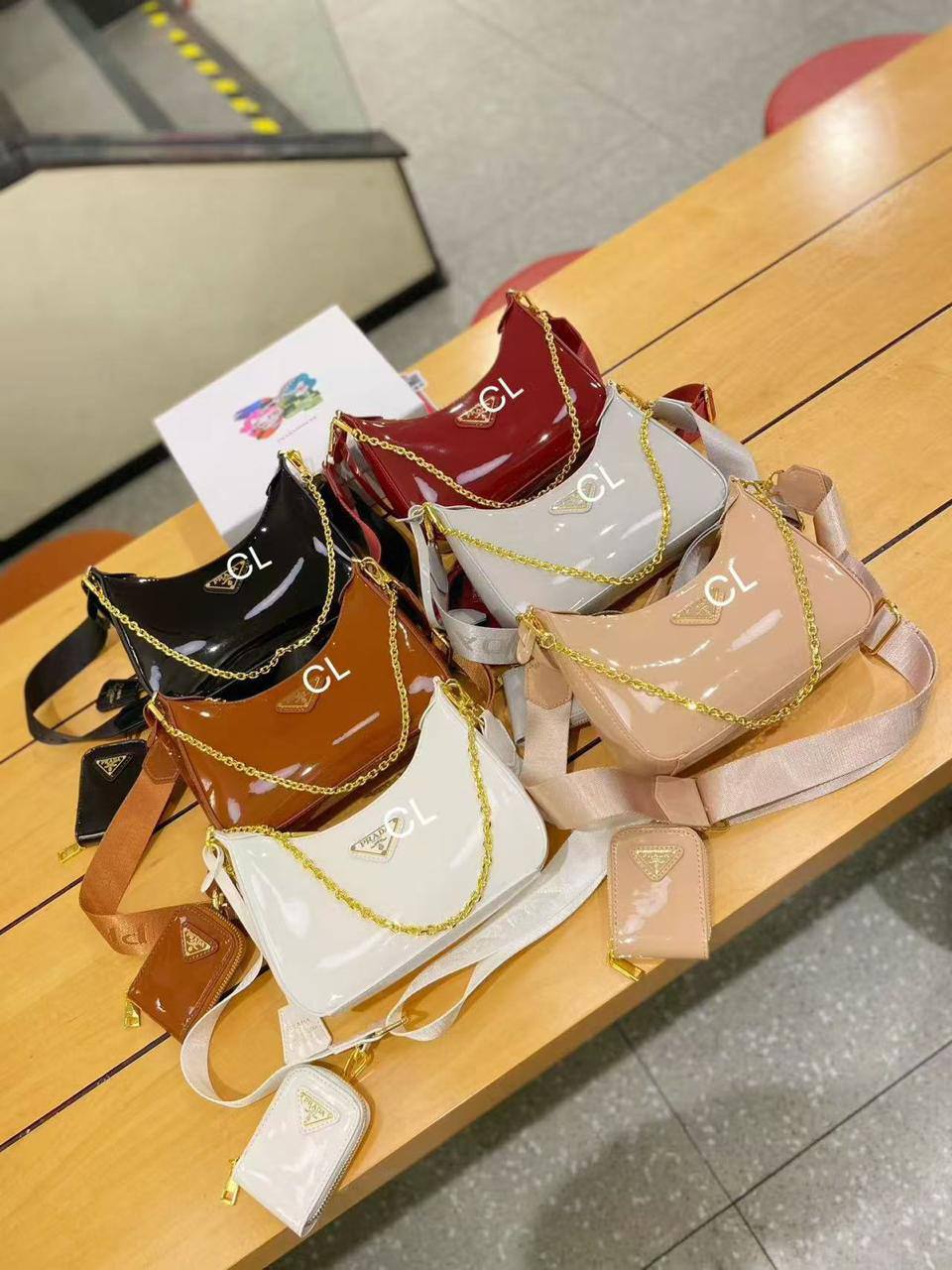 Prada

with box
🎁🎁🎁

100 dhs❤️

Zain143
♥️♥️♥️