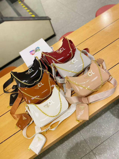 Prada

with box
🎁🎁🎁

100 dhs❤️

Zain143
♥️♥️♥️