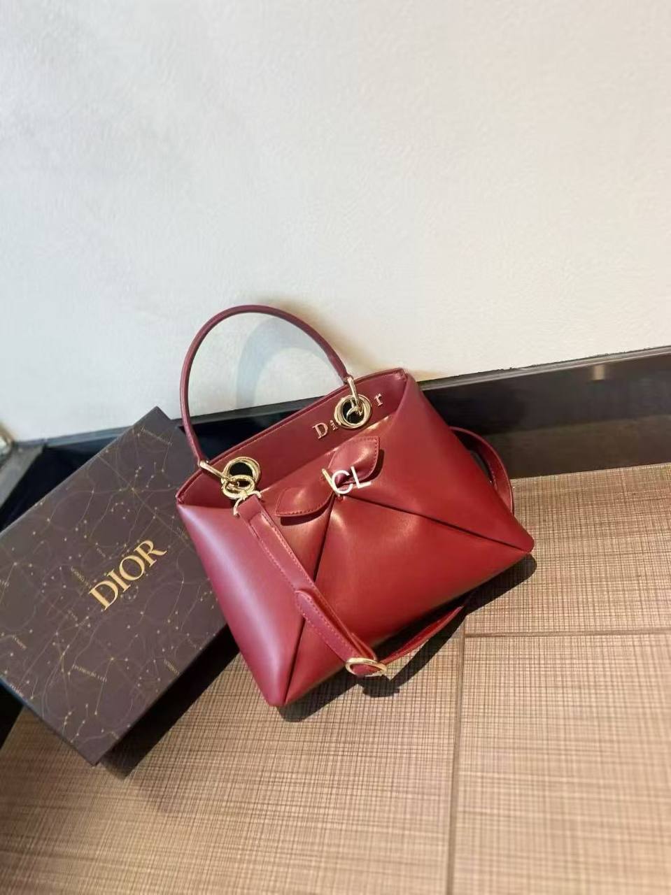 Dior
GOOD quality 
120 dhs✅

with box
🎁🎁🎁

Zain200
♥️♥️♥️