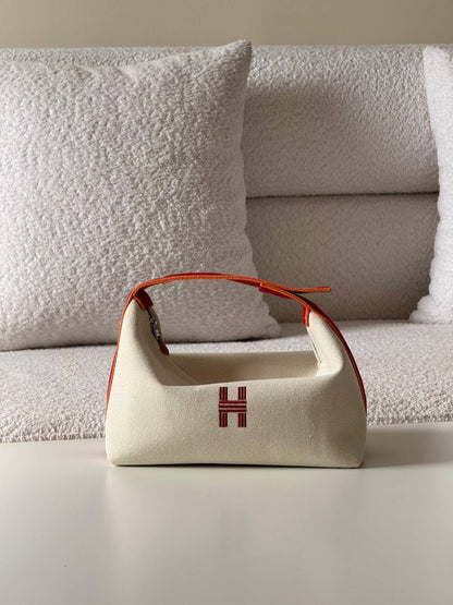 Hermes
bride a brac💕master quality😍with box❤️
320 dhs✅

Zain52
♥️♥️♥️