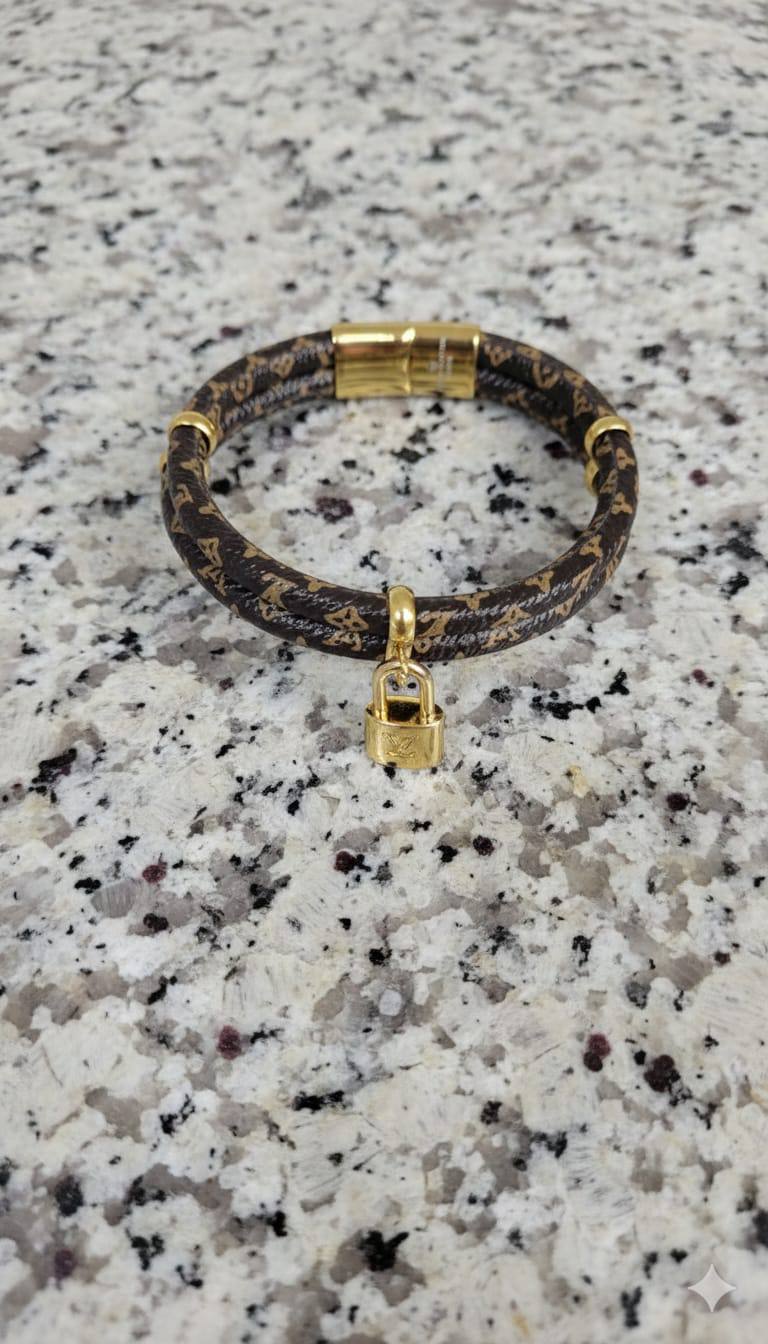 LV  
45 dhs❣️
OFFER 💥
WITH BOX AND PAPER BAG🛍️🎁

Zain89
♥️♥️♥️