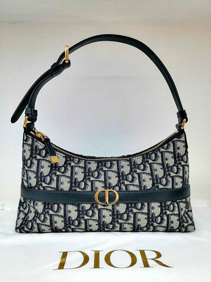 Dior
90 dhs✅ 

with box
🎁🎁🎁

Zain72
♥️♥️♥️