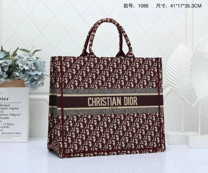 Dior

with box🎁🎁🎁

120 dhs🇦🇪
41cm

Zain143
♥️♥️♥️