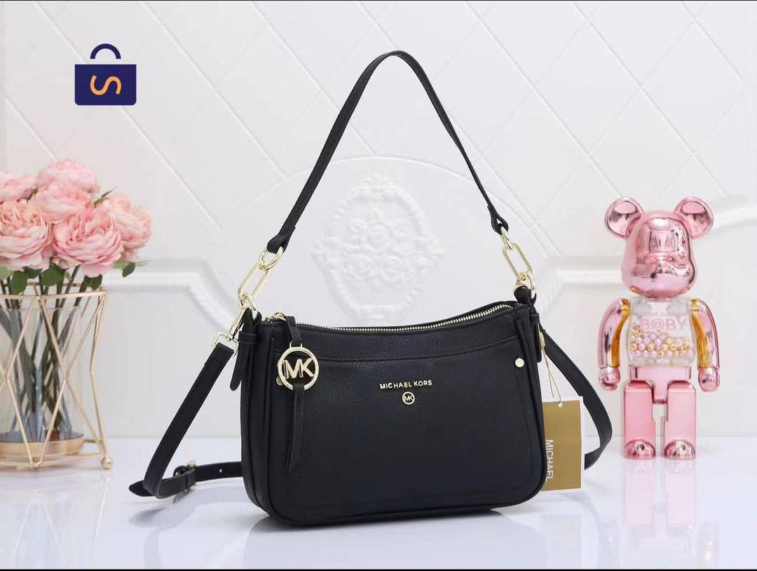 MK

90 dhs💓

SIZE：24cm
Good quality 


with box
🎁🎁🎁

Zain35
♥️♥️♥️