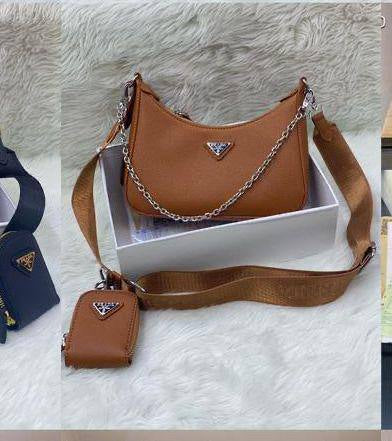 Prada

with box
🎁🎁🎁

100 dhs❤️

Zain143
♥️♥️♥️