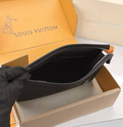 LOUIS VUITTON HAND BAG POUCH NEW CAME GOOD QUALITY WITH 
BOX 
95 dhs✅

Zain295
♥️♥️♥️