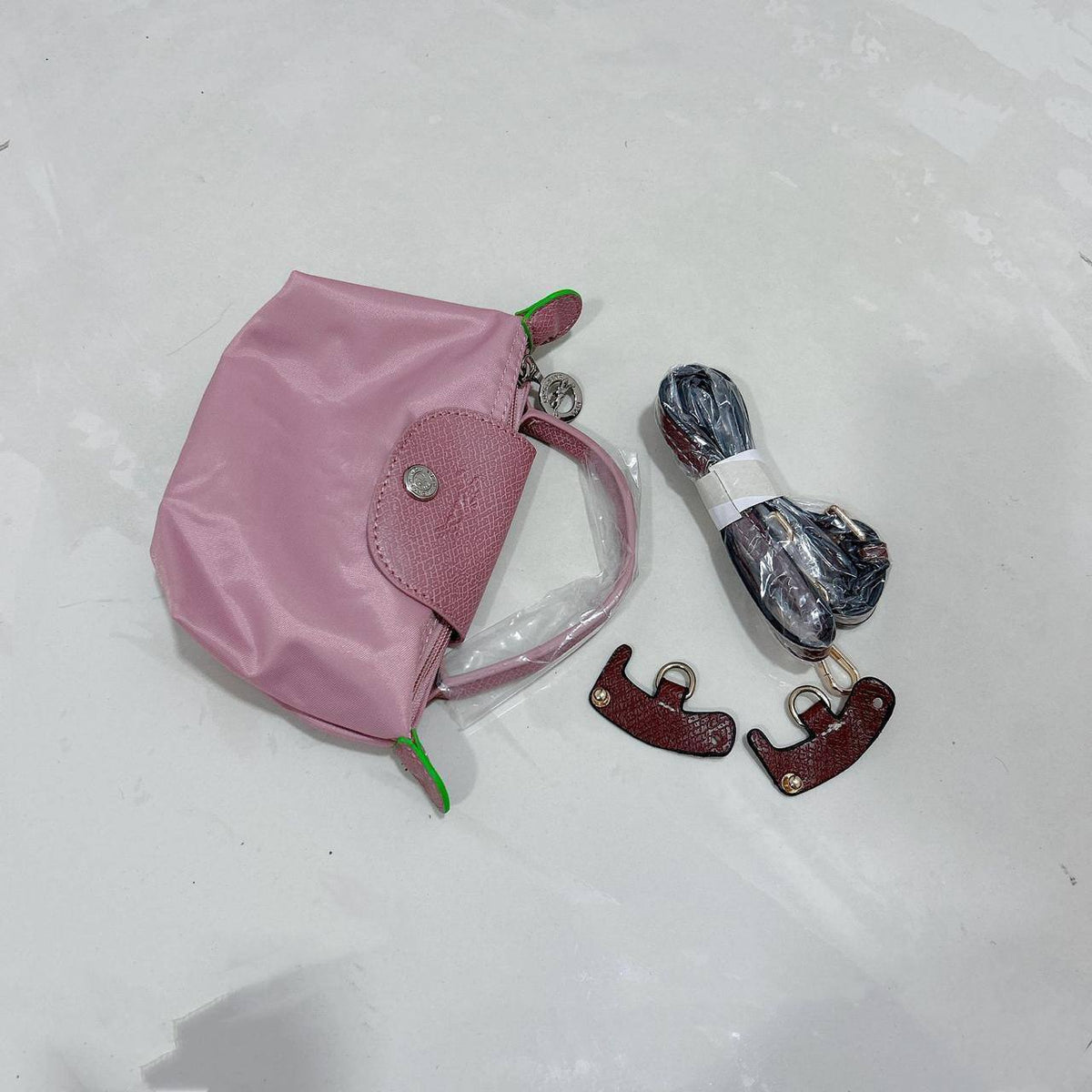 Longchamp 

17 cm 
60 dhs🇦🇪🇦🇪

Zain17
♥️♥️♥️