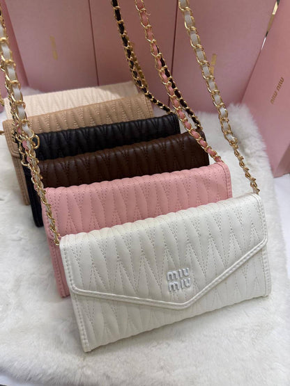NEW CAME 
MIU MIU BAG
GOOD QUALITY 
45 dhs❣️

WITHBOX
🎁🎁🎁

SIZE- 20*12*3

Zain40
♥️♥️♥️
