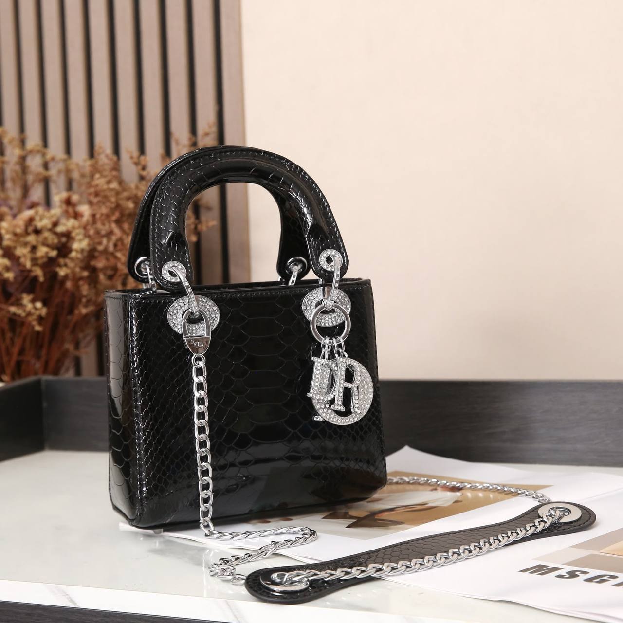 LADY DIOR NEW CAME HIGH QUALITY WITH BOX 
150 dhs🇦🇪🇦🇪

Zain295
♥️♥️♥️