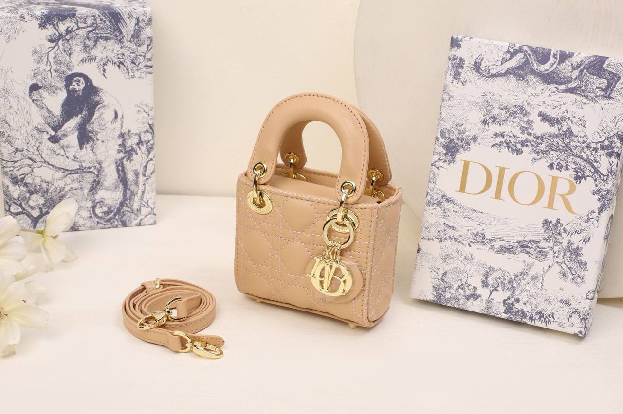 Dior

withbox 
🎁🎁🎁

100 dhs✅

Zain143
♥️♥️♥️