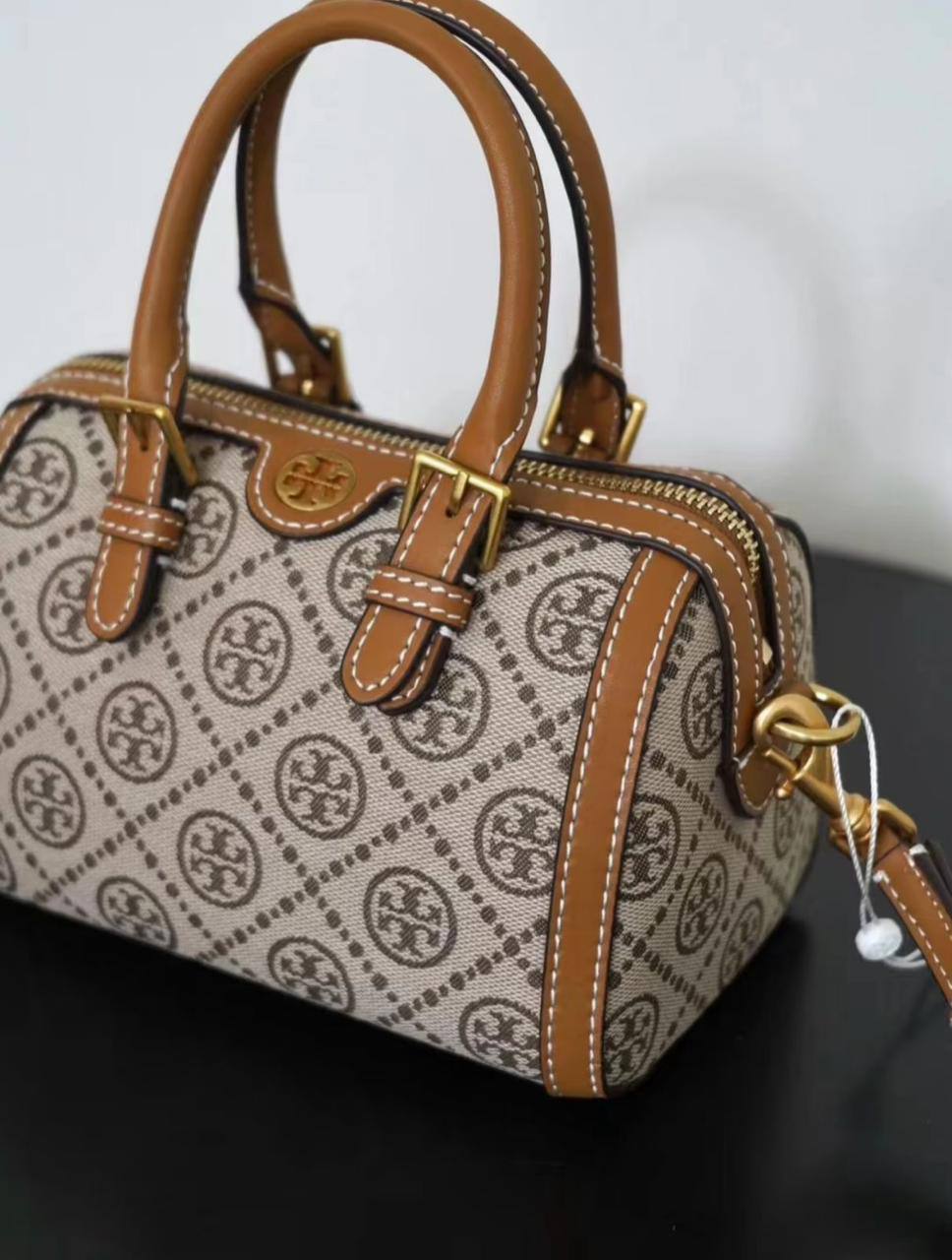 Tory Burch
ᴍɪɴɪ ʙᴀʀʀᴇʟ ʙᴀɢ 
ᴛᴏᴘ ʜᴀɴᴅʟᴇ ᴄʀᴏssʙᴏᴅʏ ʙᴀɢ

ᴡɪᴛʜʙᴏx
🎁🎁🎁

ʟᴇᴀᴛʜᴇʀ 
sɪᴢᴇ:19ᴄᴍ
90 dhs🪙🖤

Zain56
♥️♥️♥️