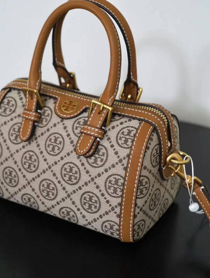 Tory Burch
ᴍɪɴɪ ʙᴀʀʀᴇʟ ʙᴀɢ 
ᴛᴏᴘ ʜᴀɴᴅʟᴇ ᴄʀᴏssʙᴏᴅʏ ʙᴀɢ

ᴡɪᴛʜʙᴏx
🎁🎁🎁

ʟᴇᴀᴛʜᴇʀ 
sɪᴢᴇ:19ᴄᴍ
90 dhs🪙🖤

Zain56
♥️♥️♥️