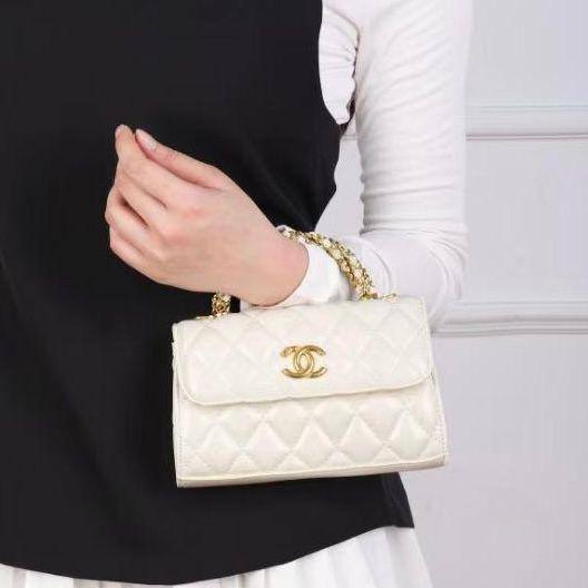 CHANEL 

NEW CAME GOOD QUALITY 

WITH BOX  
🎁🎁🎁

90 dhs🪙🌨️
SIZE: 19cm

Zain39
♥️♥️♥️