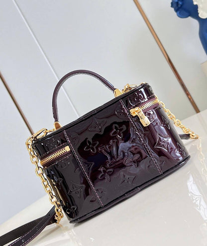 Louis vuitton💕💕✨
Super master quality 🔥🔥
Available ✨💕💕
With full packing 📦🎀
For Price 👇 WTSP Text Zain 0568585901

Zain252
♥️♥️♥️