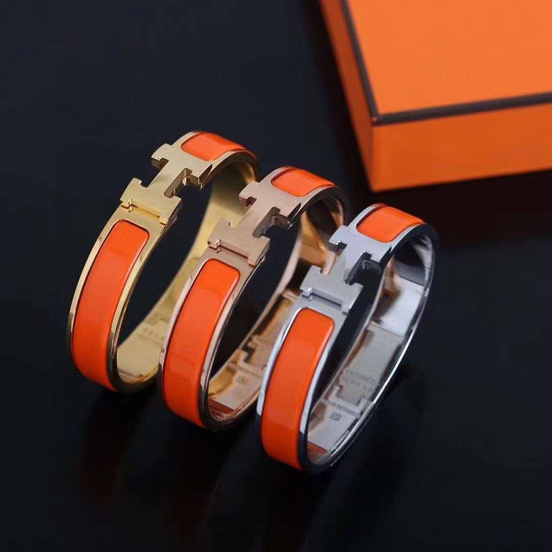 GOLD 
ROSE GOLD
SILVER
BANGLE HERMES 
MASTER✨💫
60 dhs✅✅
 EACH WITH BOX AND PAPER BAG🎁🛍️

Zain89
♥️♥️♥️