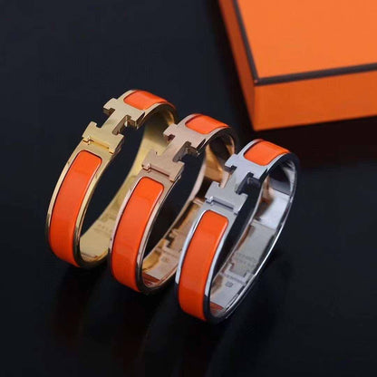 GOLD 
ROSE GOLD
SILVER
BANGLE HERMES 
MASTER✨💫
60 dhs✅✅
 EACH WITH BOX AND PAPER BAG🎁🛍️

Zain89
♥️♥️♥️