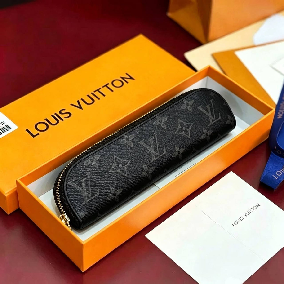 LOUIS VUITTON 

PEN BAG 

NEW CAME 
GOOD QUALITY 
WITH BOX 

55 dhs🇦🇪🇦🇪

Zain295
♥️♥️♥️